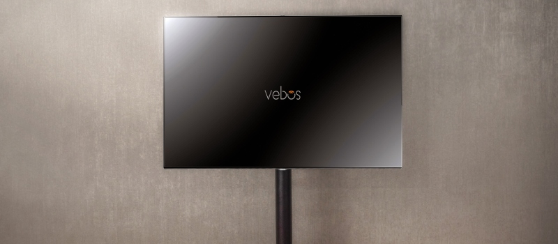 Téléviseur sur un socle noir