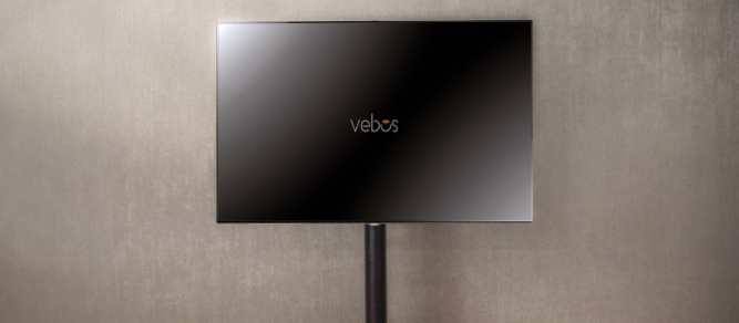 Téléviseur sur un socle noir
