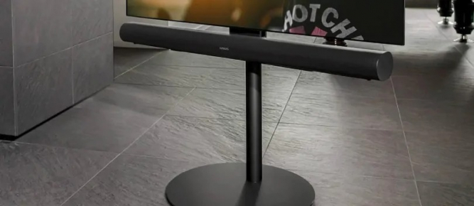 La barre de son est suspendue sous le téléviseur au moyen d'un support de téléviseur.