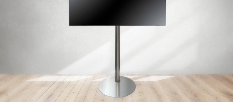 Meuble TV gris avec un téléviseur dessus