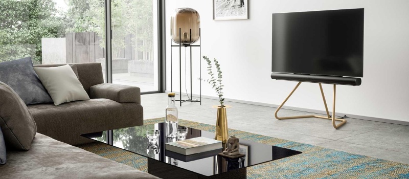 Profitez davantage du son avec une barre de son Intérieur moderne avec une télévision intégrée à un meuble TV avec barre de son