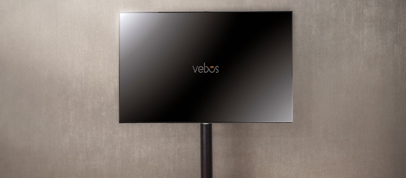 Téléviseur sur un socle noir